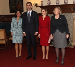 Sus Majestades los Reyes acompañados por la presidenta del Senado y la presidenta de la Cámara de Representanes de los Paises Bajos en el Inner Court